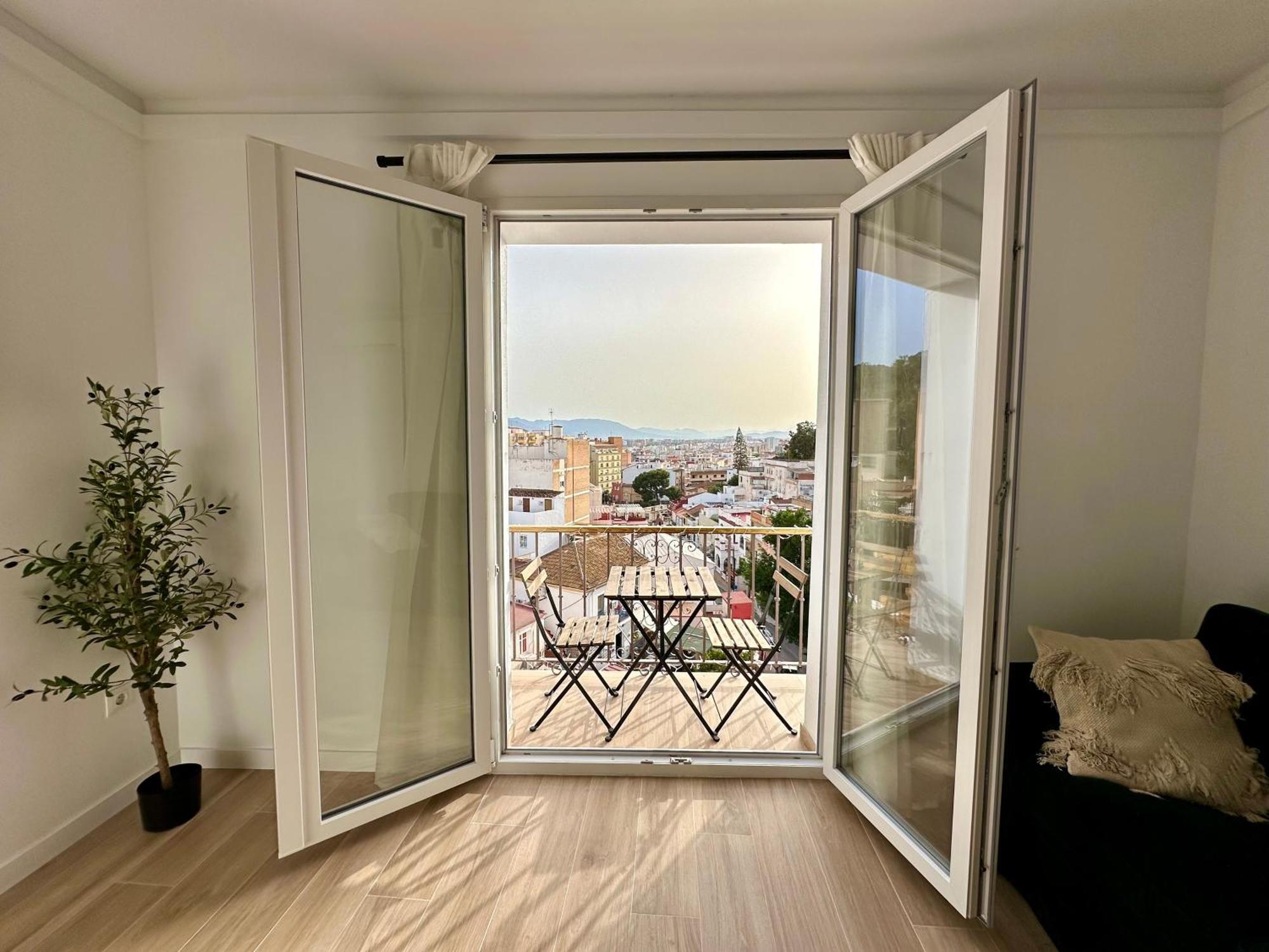 Atico Con Solarium Y Bbq Cerca Del Centro 6 Pax Lägenhet Málaga Exteriör bild