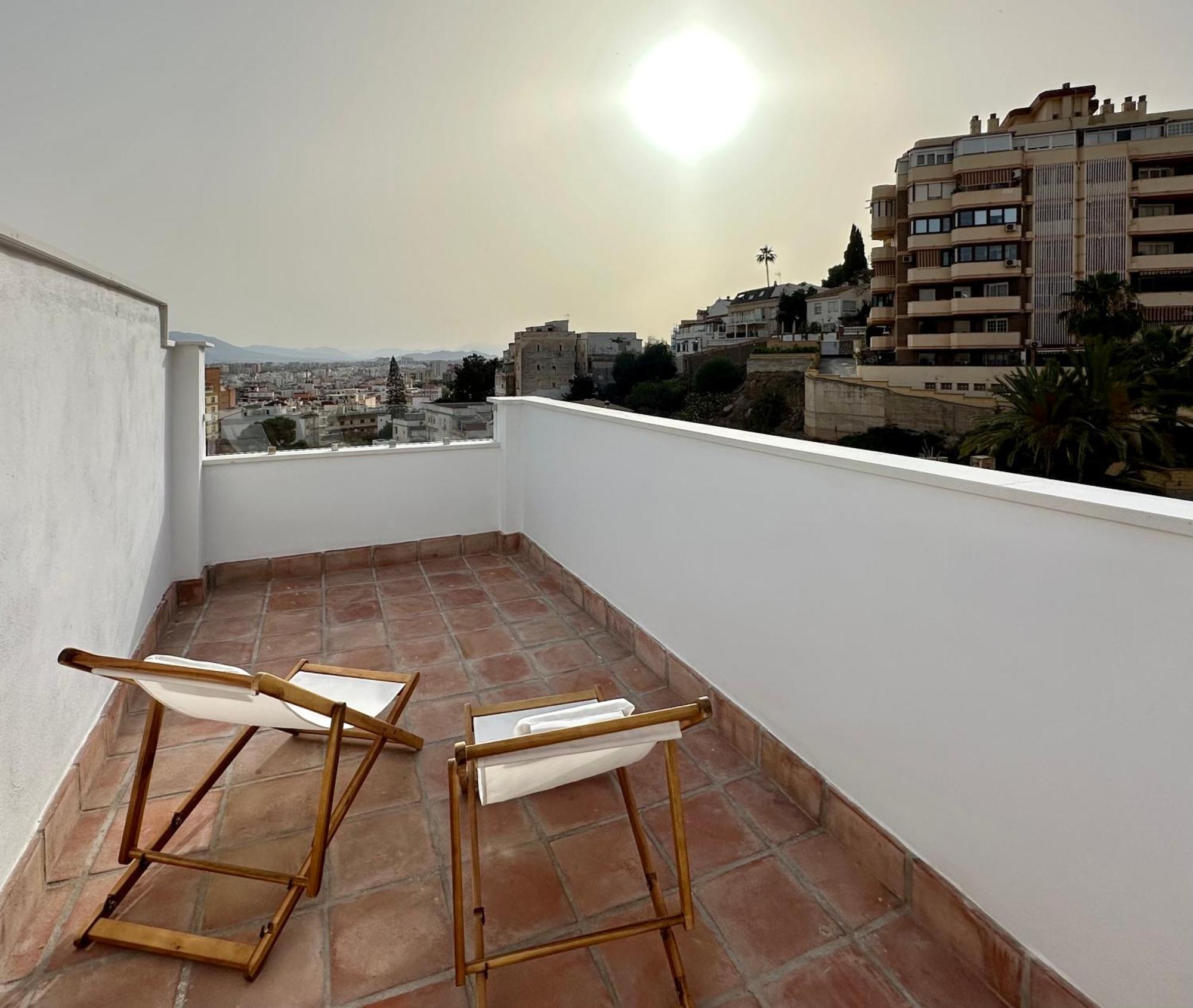 Atico Con Solarium Y Bbq Cerca Del Centro 6 Pax Lägenhet Málaga Exteriör bild